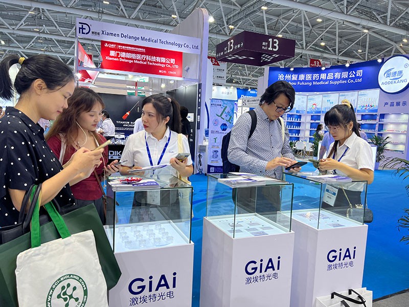 激埃特工作人員與客戶現場交流互動1