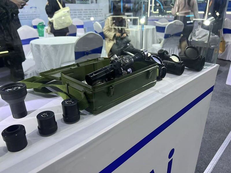 激埃特紅外槍瞄鏡頭展柜區