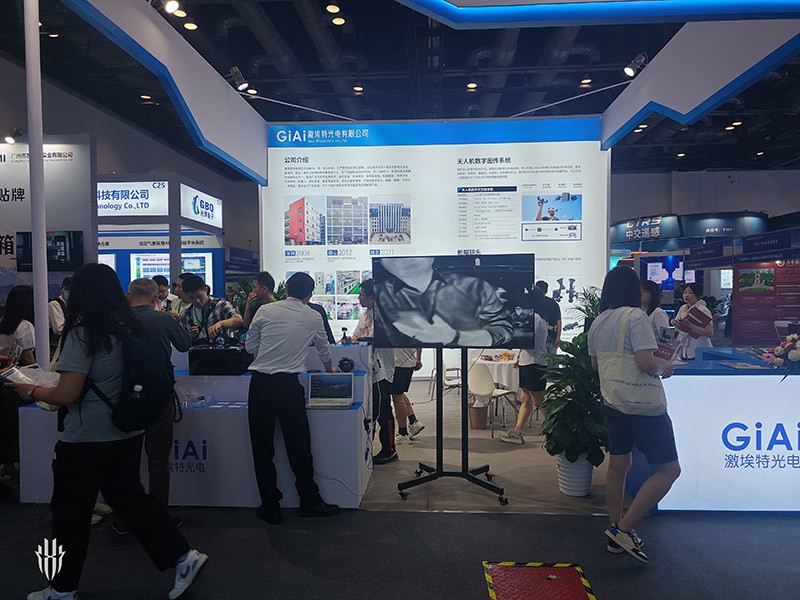 激埃特展區客戶正在參觀展品