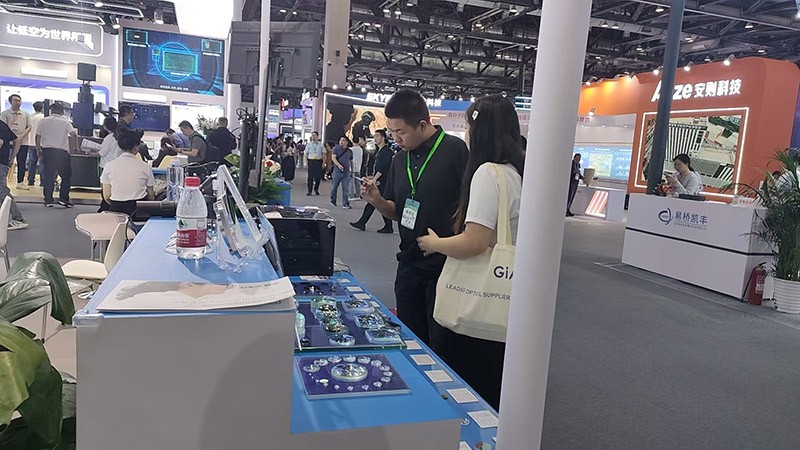 激埃特工作人員為現場人員講解2