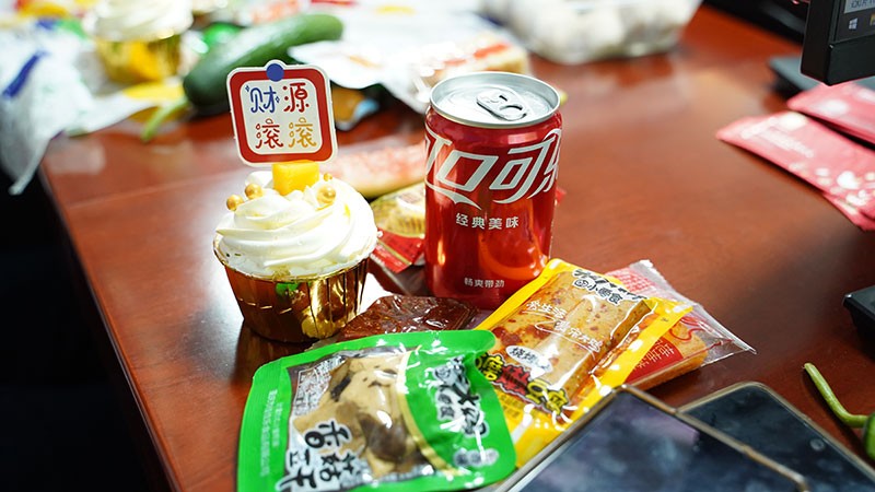 生日會(huì)現(xiàn)場(chǎng)零食蛋糕拍圖